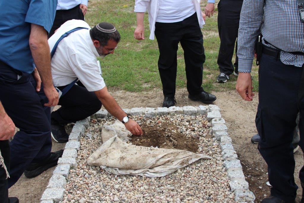 76 שנים אחרי- עצמות יהודים נפלטו מאדמת מחנה